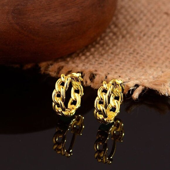 Jewelry - Vintage Matte Gold Earrings